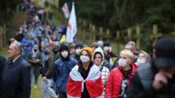 Нягледзячы на жорсткія разгоны, некалькім тысячам удалося дабрацца да мэмарыялу ў Курапатах