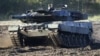 Берлін має погодити поставки німецьких Leopard. Німецька сторона, зокрема посол Німеччини в Україні Анка Фельдгузен, заявляє, що наразі таких запитів не було.