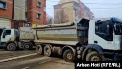 Nova barikada na severu Kosova postavljena u Mitrovici 27. decembra 2022.