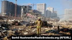 Наслідки ракетного удару російських військових по торговому центру в Києві. Київ 21 березня 2022 року
