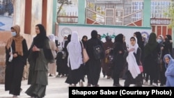 طالبان با تسلط به قدرت دروازه های مکاتب لیسه را به روی دختران بسته اند و به آنان اجازه نمی دهند که به تحصیلات عالی ادامه بدهند.