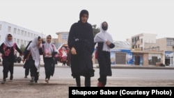 شماری از دختران دانش آموز در غرب افغانستان 