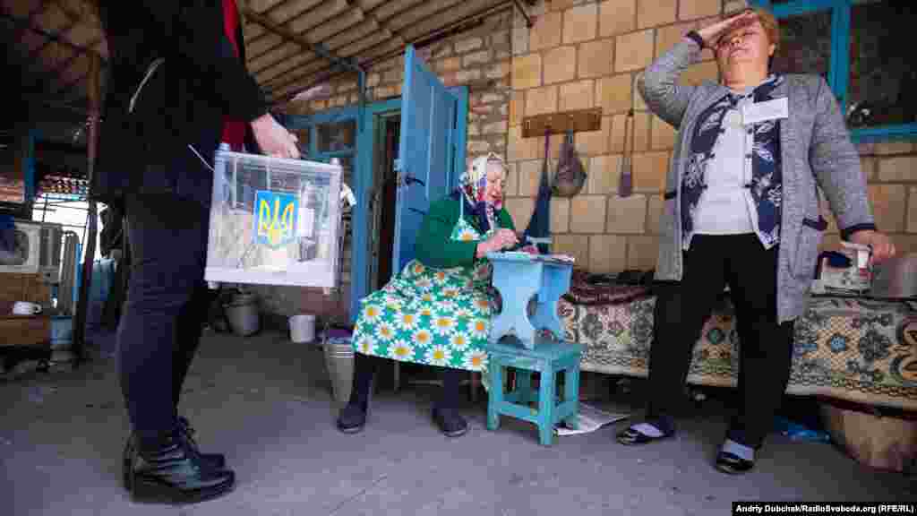 На одній з трьох дільниць у Новотроїцькому понад 50 людей подали заявки на забезпечення домашнього голосування.&nbsp;