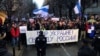 Stotine demonstranata, od kojih su mnogi ruski iseljenici koji su pobegli iz zemlje, okupljaju se kako bi obeležili 10 meseci od ruske invazije na Ukrajinu u Beogradu u decembru 2022. Transparent na ruskom jeziku glasi: "Mir za Ukrajinu, sloboda za Rusiju."
