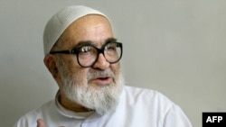 حسینعلی منتظری در فروردین ۱۳۶۸ از قائم مقامی رهبر جمهوری اسلامی برکنار شد و از ۱۳۷۶ به مدت بیش از پنج سال در حبس خانگی قرار داشت