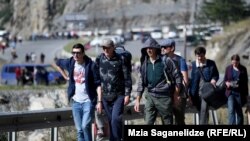 რუსეთის ფედერაციის მოქალაქეები კვეთენ საქართველოს საზღვარს, საბაჟო-გამშვები პუნქტი "ყაზბეგი"