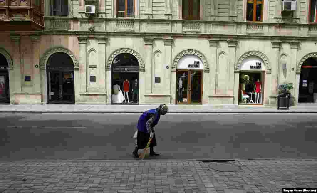 Čistačica mete ispred modnog butika u Bakuu.