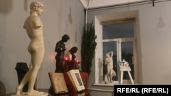 Voskresensky's small museum -- about three dozen artifacts including decorative items, jewelry, and books that he collected over many years -- aims to demonstrate that "there have been gays in Russia" for centuries.
