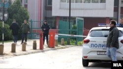 Архивска фотографија 0 Полиција пред скопската гимназија Јосип Броз поради дојава за бомба, Скопје.