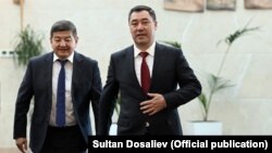 Президент Садыр Жапаров (справа) и председатель кабинета министров Акылбек Жапаров.