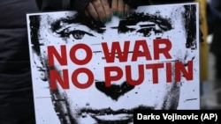 Плакат с изображения президента России Владимира Путина и надписью "Нет войне, нет Путину" на акции протеста в столице Сербии. Белград, 24 декабря 2022 г. Иллюстративная фотография