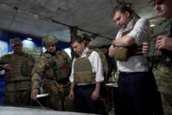 Президент України Володимир Зеленський під час відвідин прифронтових позицій в Донецькій області, 14 жовтня 2019 року
