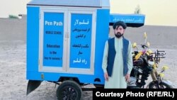 مطیع الله ویسا په بېلابېلو ولایتونو کې د ماشومانو د زده کړو لپاره هڅې کوي - پخوانی انځور.