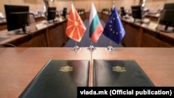 Заедничка владина седница на Македонија и Бугарија / Македонско и бугарско знаме и знаме на ЕУ