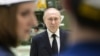 Владимир Путин (в центре) во время общения с рабочими АО "Северо-западный региональный центр концерна ВКО "Алмаз-Антей" - Обуховский завод"