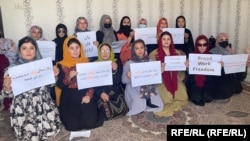 تعدادی از زنان معترض در کابل که در یک مکان سر بسته دست به اعتراض مدنی زده اند. 