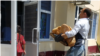 Döwlet dükanyna çörek getirýän işgär (Arhiw suraty)