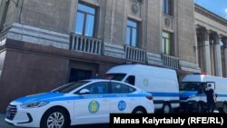 "Астана" алаңында тұрған полиция көліктері. 5 маусым 2022 жыл.