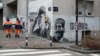 Nepoznati mladići sa kapuljačama u roku od nekoliko sati mural vraćaju u prvobitno stanje, pošto je premazan specijalnim lakom koji omogućava lako čišćenje.