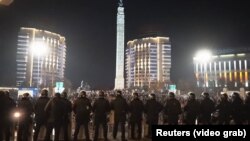Полицейский спецназ на площади Республики во время митинга в ночь на 5 января 2022 года. Позже акция переросла в стычки между участниками протеста и полицией