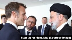 مکرون (له کیڼ لوري لومړی) له رییسي سره د لیدو پر مهال ـ پخوانی انځور.