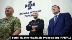 Vasyl Hrytsak (left), head of the security service of Ukraine, journalist Arkady Babchenko (center), and Prosecutor General of Ukraine Yuriy Lutsenko.