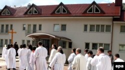 U Varešu je 15. travnja blagoslovljen i ponovno otvoren samostan Školskih sestara franjevki Krista Kralja Bosansko-hrvatske provincije prečistog Srca Marijina s Malom školom za prihvat i odgoj djece.