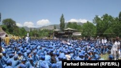 د تعلیم لپاره کارکوونکې ادارې همقدم پر خپله ویبپاڼه لیکلي چې په خیبرپښتونخوا کې سکول ته د نه تلونکو ماشومانو شمیر دا مهال شاوخوا ۲۵ لاکه دی چې ۶۸ فيصده پکې نجونه دي.
