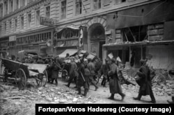 Жаўнеры Чырвонай Арміі ўваходзяць у цэнтар Будапэшту