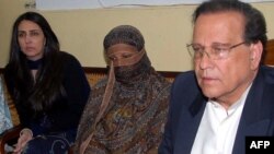 د پنجاب وژل شوی ګورنر سلمان تاثير له عېسوۍ مېرمنې اسییه بي بي سره چې حضرت محمدص ته د سپکاوي په تور د مرګ تر سزا لاندې ده. 