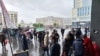 У Магілёве сотні ахвотных падпісацца да Ціханоўскую. Фота