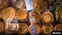 Gazagystanda çörek satylyşy. Illýustrasiýa suraty.