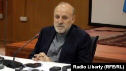 آرشیف، محمد عمر داوودزی رئیس جدید دارالانشاء شورای عالی صلح حین یک کنفرانس مطبوعاتی در کابل در ماه می سال ۲۰۱۴