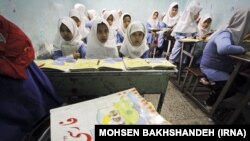 اطفال مهاجر افغان در یکی از مکتب های خصوصی در ایران 