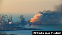 Пожежа в порту окупованого Бердянська, 24 березня 2022 року. Генштаб ЗСУ тоді повідомив, що ударом українських військових було знищено російський великий десантний корабель і ушкоджено ще декілька
