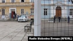 U BiH su u nekim školama i đaci podijeljeni po etničkoj pripadnosti (na fotografiji gimnazija u Travniku - jedna od dvije škole pod istim krovom)