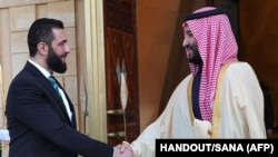 محمد بن سلمان ولیعهد سعودی و احمد الشرع رئیس‌جمهور موقت سوریه، عکس از آرشیف