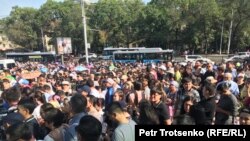 Граждане, прибывшие проститься с фигуристом Денисом Теном, погибшим 19 июля в результате нападения. Алматы, 21 июля 2018 года.