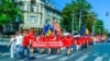 Participanți la manifestația desfășurată de opoziție, mărșăluind pe bulevardul Ștefan cel Mare, cu lozinca „Vrem să fim stăpâni la noi acasă, în Moldova”. Chișinău, 26 iulie 2025.