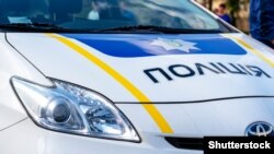Жінка, яку розшукують із чужим немовлям, має чорне волосся, була в окулярах, одягнена у жилетку синього кольору і джинси