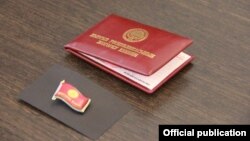 Жогорку Кеңештин депутатынын мандаты менен төш белгиси. 