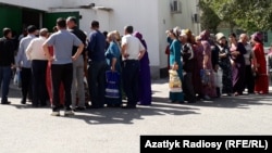 Очередь перед одним из государственных магазинов в Ашхабаде