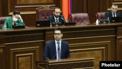 Արդարադատության նախարար Ռուստամ Բադասյանը Ազգային ժողովում, 30-ը մարտի, 2020թ.