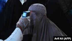 رو روغتيايي کار کوونکی د یوې ښځې تبه ګوري
