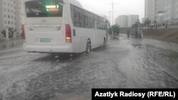 Aşgabatda ýene doly gatyşykly güýçli ýagyş ýagdy. 29-njy maý, 2019 ý.