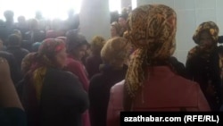 Dükanlarda azyk ýetmezçiligine närazylyk bildirýän köpçülik (arhiwden alnan surat)