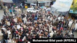 د باجوړ په خار بازار کې خلک په سیند کې د مزدورانو د وژنې ضد احتجاج کوي