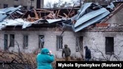 Місцеві мешканці біля місця російського удару ракетою «Ореншник». Дніпро, 21 листопада 2024 року