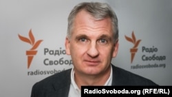 Тімоті Снайдер – американський історик. Професор Єльського університету. Фахівець з історії Східної Європи, зокрема, історії України, Польщі, а також Росії. Дослідник Голодомору-геноциду в Україні у 1932–1933 роках