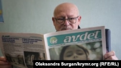 Baş muarrir Şevket Qaybullayev «Avdet» gazetasınıñ yañı sanını oquy, arhiv fotoresimi